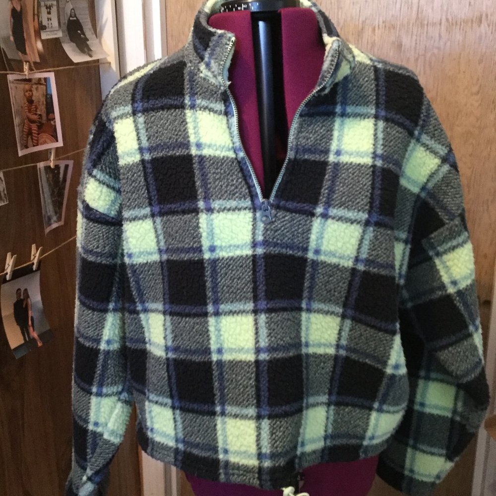 American Eagle cropped fleece pull over plaid super soft size large green/blue